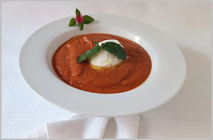Sopa fría de tomate con mozzarella y hierbabuena